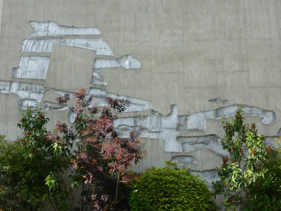 1962 Bas-relief, aluminium pris dans le béton, 45 × 9 m,cité Universitaire, Genève A
